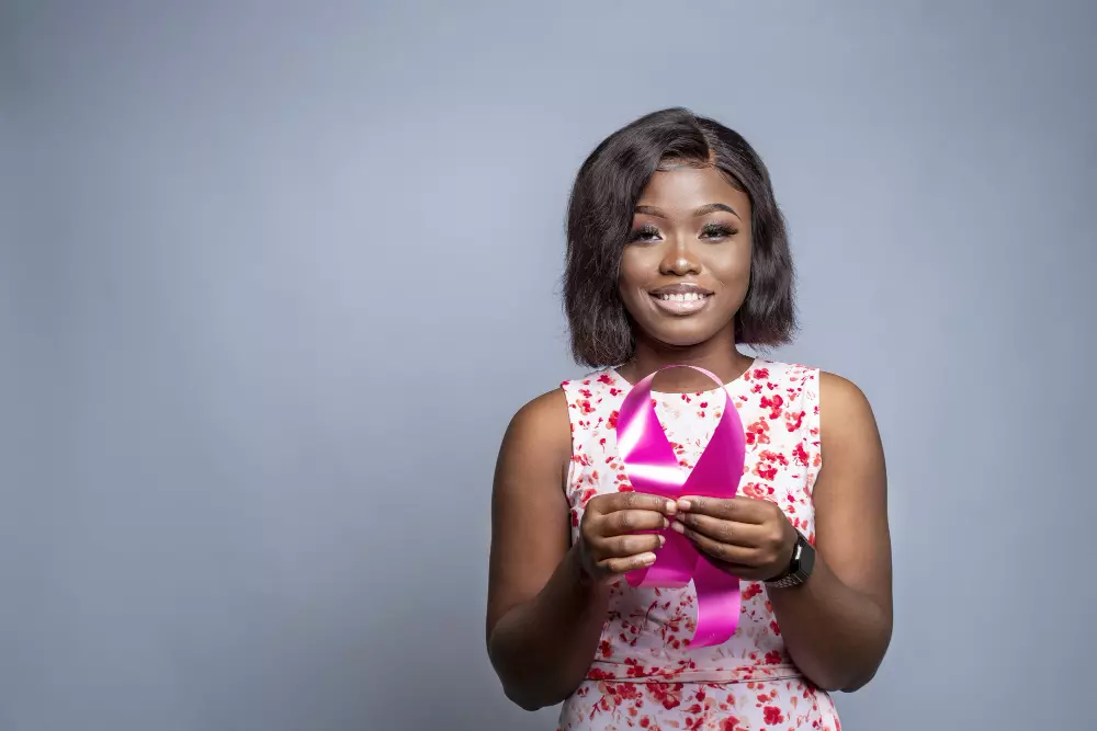 Femme africaine tenant un ruban pour la prévention du cancer du sein