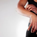 Une femme à la peau sèche grattant son corps