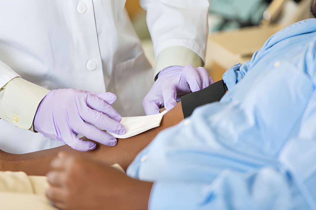 Infirmière effectuant une prise de sang